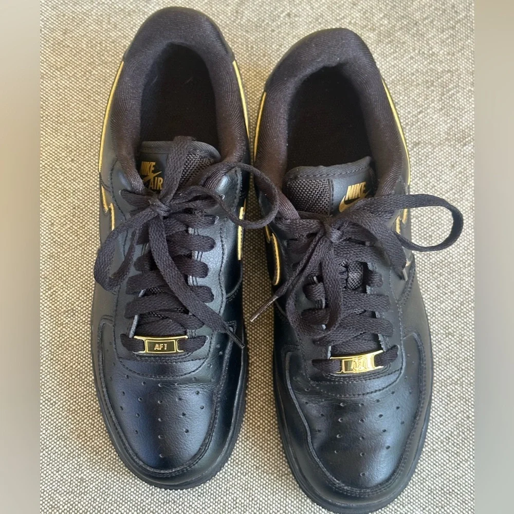 Nike Air Force 1 '07 Essential Black With Gold Piping Women’s Size 8. 5 EUC!